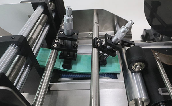 盒子平面貼標(biāo)機(jī),貼標(biāo)機(jī)設(shè)備,平面貼標(biāo)機(jī)