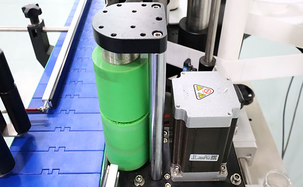 全自動(dòng)高速貼標(biāo)機(jī),高速貼標(biāo)機(jī)設(shè)備,貼標(biāo)機(jī)設(shè)備,佼佼者自動(dòng)化