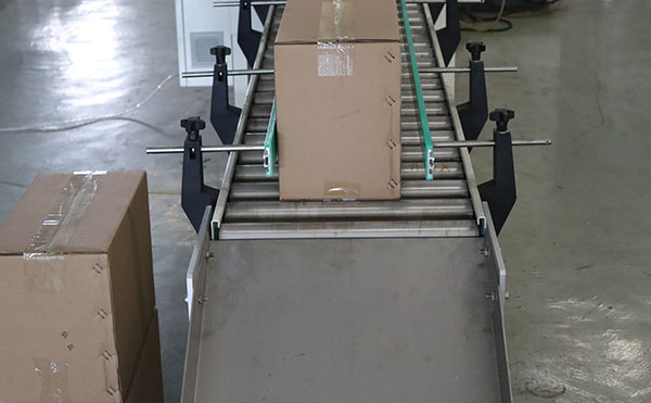 側(cè)封式封箱機,側(cè)封式封箱設(shè)備,包裝機設(shè)備,佼佼者自動化